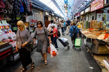 Jerusalem İsrail 02 Mayıs 2018 bilinmeyenli insanlar Kudüs'te Mahane Yehuda Pazar sabahı alışveriş