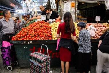 Jerusalem İsrail 02 Mayıs 2018 bilinmeyenli insanlar Kudüs'te Mahane Yehuda Pazar sabahı alışveriş