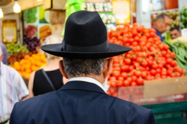 Jerusalem İsrail 02 Mayıs 2018 bilinmeyenli insanlar Kudüs'te Mahane Yehuda Pazar sabahı alışveriş