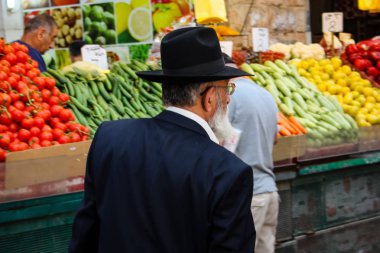 Jerusalem İsrail 02 Mayıs 2018 bilinmeyenli insanlar Kudüs'te Mahane Yehuda Pazar sabahı alışveriş