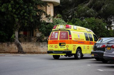 Kudüs İsrail 04 Mayıs 2018 bir ambulans Jerusalem öğleden sonra sokak görünümü