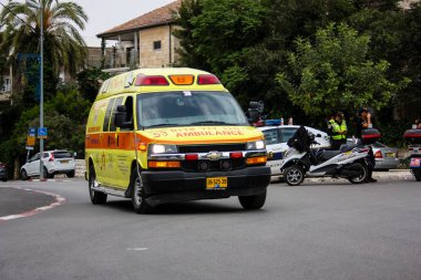 Kudüs İsrail 04 Mayıs 2018 bir ambulans Jerusalem öğleden sonra sokak görünümü