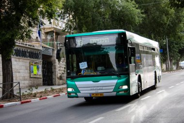 Kudüs İsrail 04 Mayıs 2018 klasik İsrail otobüsün Jerusalem sabah sokak görünümü
