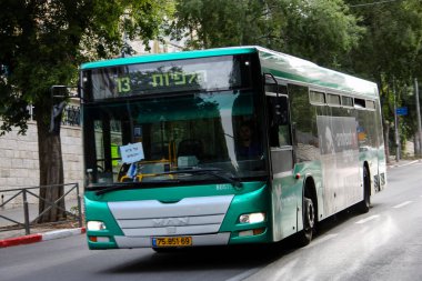 Kudüs İsrail 04 Mayıs 2018 klasik İsrail otobüsün Jerusalem sabah sokak görünümü