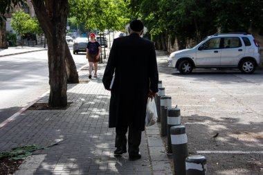 Kudüs İsrail 04 Mayıs 2018 öğleden sonra Kudüs'ün sokakta yürürken bilinmeyen İsrail halkının görünümü