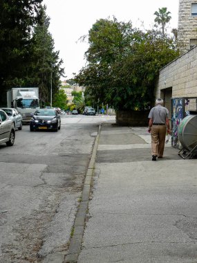 Kudüs İsrail 04 Mayıs 2018 öğleden sonra Kudüs'ün sokakta yürürken bilinmeyen İsrail halkının görünümü