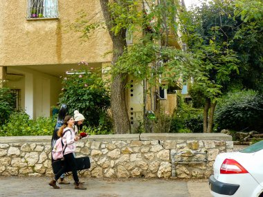 Kudüs İsrail 04 Mayıs 2018 öğleden sonra Kudüs'ün sokakta yürürken bilinmeyen İsrail halkının görünümü