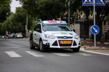 Kudüs İsrail 04 Mayıs 2018 İtalyan İtalya Tur günü öğleden sonra Kudüs Caddesi'nde resmi bir araba görünümünü