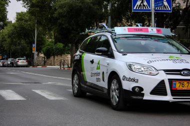 Kudüs İsrail 04 Mayıs 2018 İtalyan İtalya Tur günü öğleden sonra Kudüs Caddesi'nde resmi bir araba görünümünü