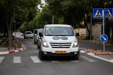 Kudüs İsrail 04 Mayıs 2018 İtalyan İtalya Tur günü öğleden sonra Kudüs Caddesi'nde resmi bir araba görünümünü