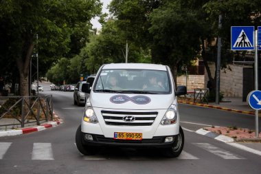 Kudüs İsrail 04 Mayıs 2018 İtalyan İtalya Tur günü öğleden sonra Kudüs Caddesi'nde resmi bir araba görünümünü