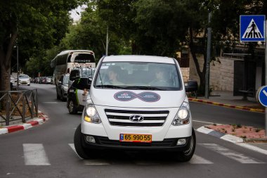 Kudüs İsrail 04 Mayıs 2018 İtalyan İtalya Tur günü öğleden sonra Kudüs Caddesi'nde resmi bir araba görünümünü