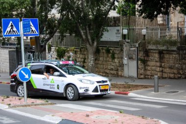 Kudüs İsrail 04 Mayıs 2018 İtalyan İtalya Tur günü öğleden sonra Kudüs Caddesi'nde resmi bir araba görünümünü
