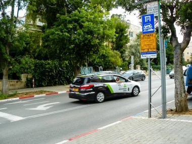 Kudüs İsrail 04 Mayıs 2018 İtalyan İtalya Tur günü öğleden sonra Kudüs Caddesi'nde resmi bir araba görünümünü