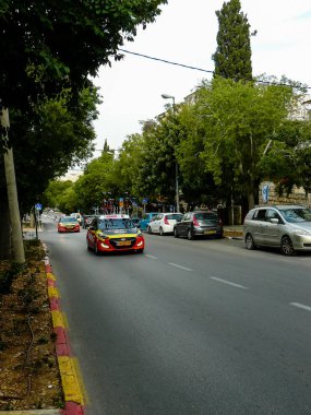 Kudüs İsrail 04 Mayıs 2018 İtalyan İtalya Tur günü öğleden sonra Kudüs Caddesi'nde resmi bir araba görünümünü