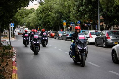 Kudüs İsrail 04 Mayıs 2018 İtalyan İtalya Tur Jerusalem öğleden sonra sokakta takip bisikletçileri görünümünü