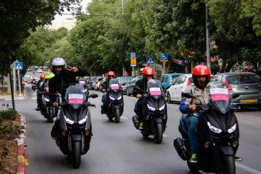 Kudüs İsrail 04 Mayıs 2018 İtalyan İtalya Tur Jerusalem öğleden sonra sokakta takip bisikletçileri görünümünü