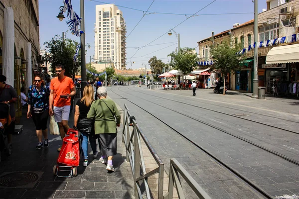 Kudüs'ün Yafa Caddesi'nde öğleden sonra Jerusalem İsrail 02 Mayıs 2018 bilinmeyenli insanlar