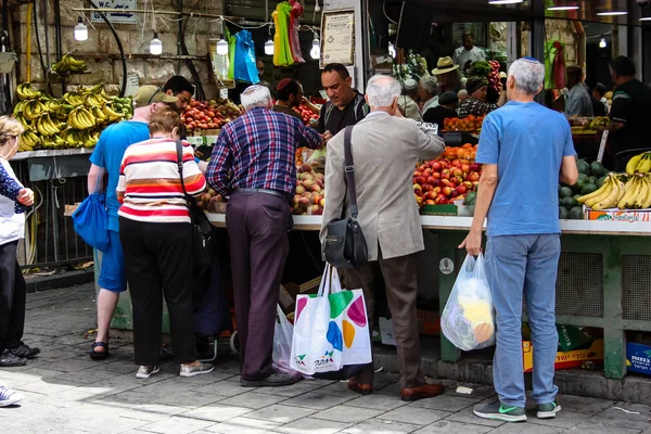 Jerusalem İsrail 02 Mayıs 2018 bilinmeyenli insanlar Kudüs'te Mahane Yehuda Pazar sabahı alışveriş