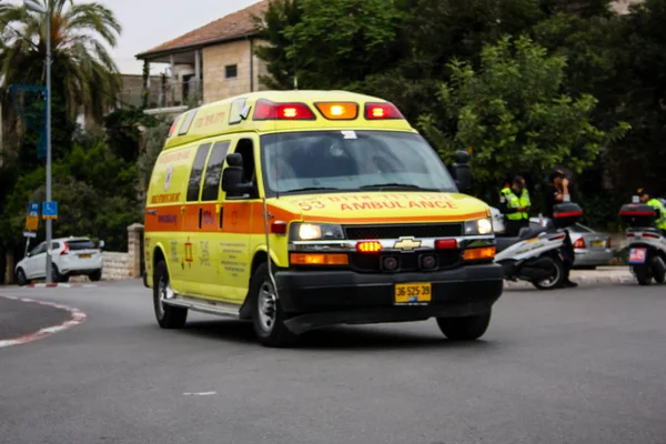 Kudüs İsrail 04 Mayıs 2018 bir ambulans Jerusalem öğleden sonra sokak görünümü