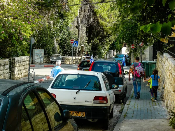 Izrael Jerozolima Maja 2018 Widok Nieznanych Ludzi Izraela Przemierza Ulice — Zdjęcie stockowe