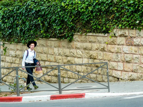 Izrael Jerozolima Maja 2018 Widok Nieznanych Ludzi Izraela Przemierza Ulice — Zdjęcie stockowe