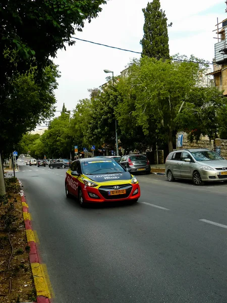 エルサレム イスラエル 2018 日の午後にエルサレムの通りでイタリアの Giro ツアーの公式車の表示 — ストック写真