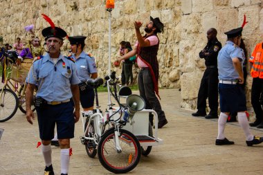 Kudüs İsrail 10 Mayıs 2018 Eski Kudüs şehri, altın diş Festivali'nde orta Krallığı kutlamaları görüntülemek, Jaffa Gate alayı akşam