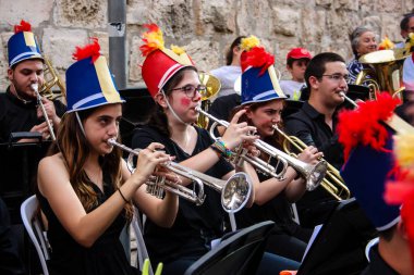 Kudüs İsrail 10 Mayıs 2018 Eski Kudüs şehri, altın diş Festivali'nde orta Krallığı kutlamaları görüntülemek bir müzik konser akşam oynarken avant-garde orkestra müzisyenleri