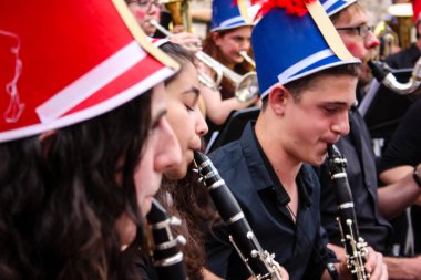 Kudüs İsrail 10 Mayıs 2018 Eski Kudüs şehri, altın diş Festivali'nde orta Krallığı kutlamaları görüntülemek bir müzik konser akşam oynarken avant-garde orkestra müzisyenleri