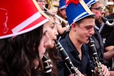 Kudüs İsrail 10 Mayıs 2018 Eski Kudüs şehri, altın diş Festivali'nde orta Krallığı kutlamaları görüntülemek bir müzik konser akşam oynarken avant-garde orkestra müzisyenleri