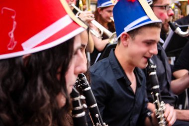 Kudüs İsrail 10 Mayıs 2018 Eski Kudüs şehri, altın diş Festivali'nde orta Krallığı kutlamaları görüntülemek bir müzik konser akşam oynarken avant-garde orkestra müzisyenleri