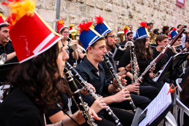 Kudüs İsrail 10 Mayıs 2018 Eski Kudüs şehri, altın diş Festivali'nde orta Krallığı kutlamaları görüntülemek bir müzik konser akşam oynarken avant-garde orkestra müzisyenleri
