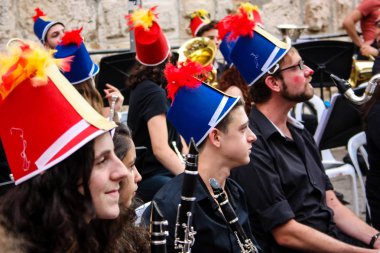 Kudüs İsrail 10 Mayıs 2018 Eski Kudüs şehri, altın diş Festivali'nde orta Krallığı kutlamaları görüntülemek bir müzik konser akşam oynarken avant-garde orkestra müzisyenleri