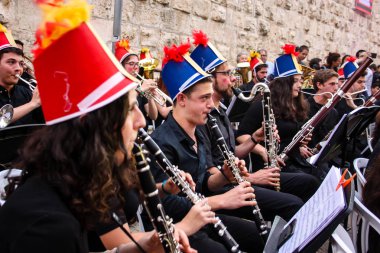 Kudüs İsrail 10 Mayıs 2018 Eski Kudüs şehri, altın diş Festivali'nde orta Krallığı kutlamaları görüntülemek bir müzik konser akşam oynarken avant-garde orkestra müzisyenleri