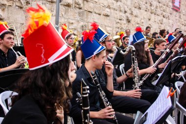 Kudüs İsrail 10 Mayıs 2018 Eski Kudüs şehri, altın diş Festivali'nde orta Krallığı kutlamaları görüntülemek bir müzik konser akşam oynarken avant-garde orkestra müzisyenleri