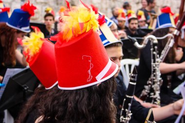 Kudüs İsrail 10 Mayıs 2018 Eski Kudüs şehri, altın diş Festivali'nde orta Krallığı kutlamaları görüntülemek bir müzik konser akşam oynarken avant-garde orkestra müzisyenleri