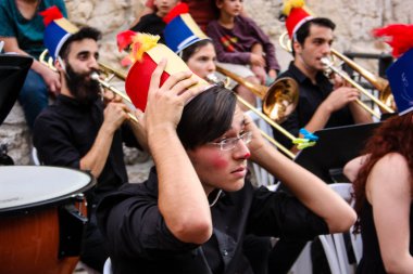 Kudüs İsrail 10 Mayıs 2018 Eski Kudüs şehri, altın diş Festivali'nde orta Krallığı kutlamaları görüntülemek bir müzik konser akşam oynarken avant-garde orkestra müzisyenleri