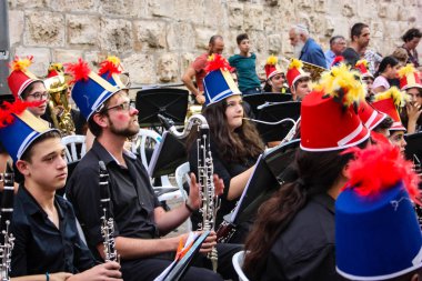Kudüs İsrail 10 Mayıs 2018 Eski Kudüs şehri, altın diş Festivali'nde orta Krallığı kutlamaları görüntülemek bir müzik konser akşam oynarken avant-garde orkestra müzisyenleri