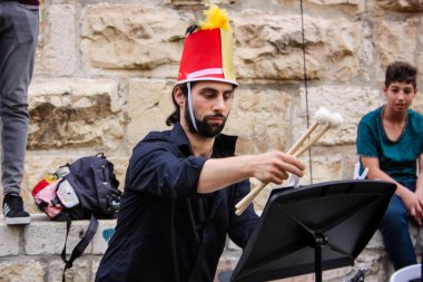 Kudüs İsrail 10 Mayıs 2018 Eski Kudüs şehri, altın diş Festivali'nde orta Krallığı kutlamaları görüntülemek bir müzik konser akşam oynarken avant-garde orkestra müzisyenleri