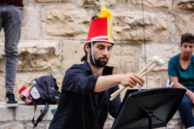 Kudüs İsrail 10 Mayıs 2018 Eski Kudüs şehri, altın diş Festivali'nde orta Krallığı kutlamaları görüntülemek bir müzik konser akşam oynarken avant-garde orkestra müzisyenleri