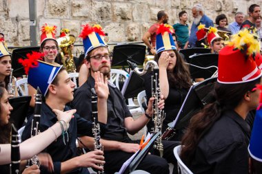 Kudüs İsrail 10 Mayıs 2018 Eski Kudüs şehri, altın diş Festivali'nde orta Krallığı kutlamaları görüntülemek bir müzik konser akşam oynarken avant-garde orkestra müzisyenleri