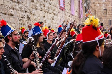 Kudüs İsrail 10 Mayıs 2018 Eski Kudüs şehri, altın diş Festivali'nde orta Krallığı kutlamaları görüntülemek bir müzik konser akşam oynarken avant-garde orkestra müzisyenleri