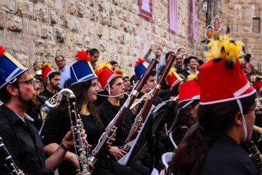 Kudüs İsrail 10 Mayıs 2018 Eski Kudüs şehri, altın diş Festivali'nde orta Krallığı kutlamaları görüntülemek bir müzik konser akşam oynarken avant-garde orkestra müzisyenleri