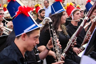 Kudüs İsrail 10 Mayıs 2018 Eski Kudüs şehri, altın diş Festivali'nde orta Krallığı kutlamaları görüntülemek bir müzik konser akşam oynarken avant-garde orkestra müzisyenleri