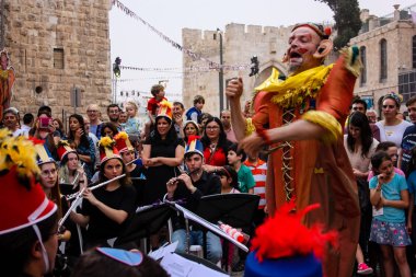 Kudüs İsrail 10 Mayıs 2018 Eski Kudüs şehri, altın diş Festivali'nde orta Krallığı kutlamaları görüntülemek bir müzik konser akşam oynarken avant-garde orkestra müzisyenleri