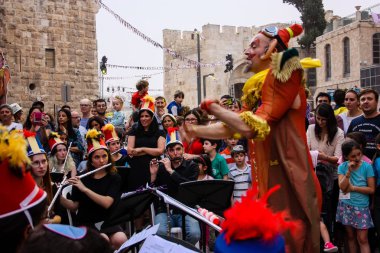 Kudüs İsrail 10 Mayıs 2018 Eski Kudüs şehri, altın diş Festivali'nde orta Krallığı kutlamaları görüntülemek bir müzik konser akşam oynarken avant-garde orkestra müzisyenleri