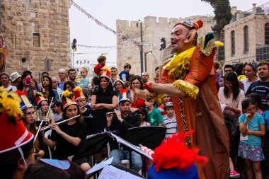 Kudüs İsrail 10 Mayıs 2018 Eski Kudüs şehri, altın diş Festivali'nde orta Krallığı kutlamaları görüntülemek bir müzik konser akşam oynarken avant-garde orkestra müzisyenleri