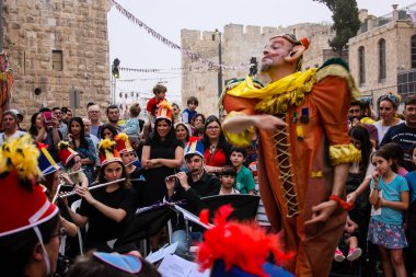 Kudüs İsrail 10 Mayıs 2018 Eski Kudüs şehri, altın diş Festivali'nde orta Krallığı kutlamaları görüntülemek bir müzik konser akşam oynarken avant-garde orkestra müzisyenleri