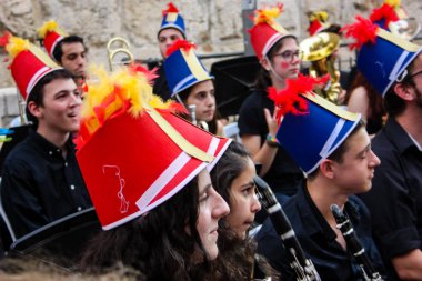 Kudüs İsrail 10 Mayıs 2018 Eski Kudüs şehri, altın diş Festivali'nde orta Krallığı kutlamaları görüntülemek bir müzik konser akşam oynarken avant-garde orkestra müzisyenleri